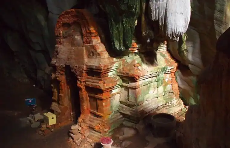 Phnom Chhngok Temple cave temple photograph